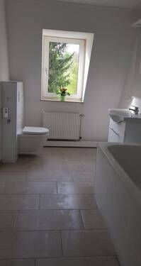 Badezimmer mit Fenster - 