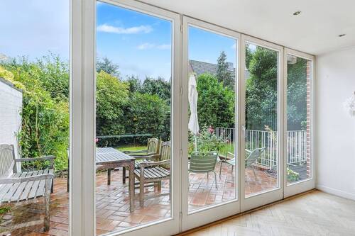 Blick auf Terrasse - 4 Zimmer Etagenwohnung zum Kaufen in Hamburg