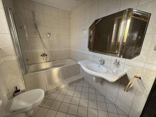 Badezimmer - 8 Zimmer Reihenendhaus in St. Wendel