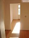 Flur - Blick in Zimmer - 4 Zimmer Etagenwohnung zur Miete in Hof