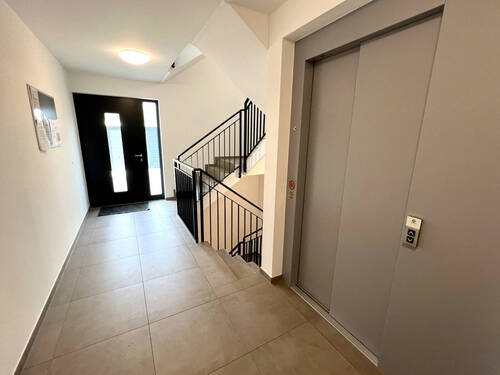Treppenhaus und Aufzug - 