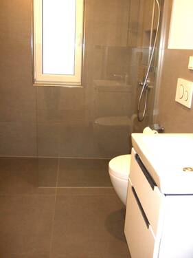 Teilansicht Badezimmer mit Fenster - 