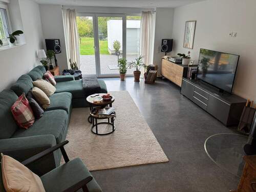 Wohnzimmer - Traumwohnung im EG mit Terrasse und Einbauküche, Nähe der Bundespolizei und S.-Bahn nach Bonn und Siegburg.