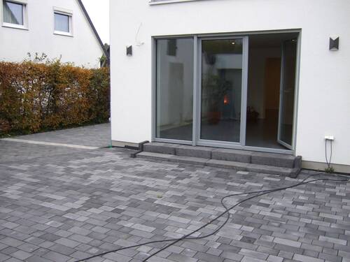 Ansicht der Terrasse und Wohnraum von aussen - Terrassenwohnung mit 80,00 m² in Bonn zur Miete