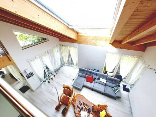 Blick von Galerie in den Wohnbereich - 