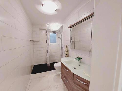 Bad im Souterrain mit Fenster - 