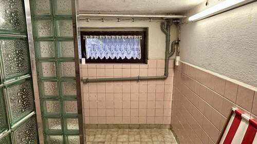 Kellerraum mit Dusche und WC - 