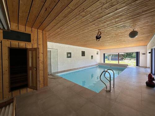 Schwimmhalle im EG - 