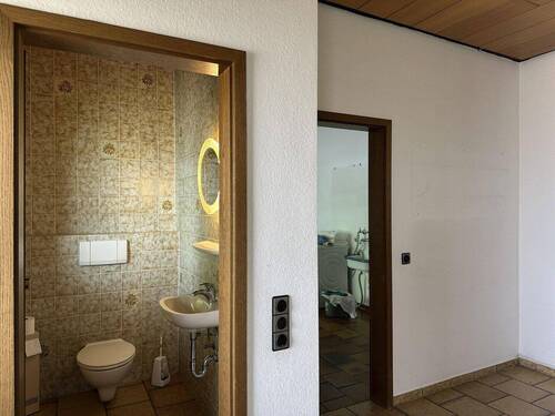 Gäste-WC im Eingangsbereich - 