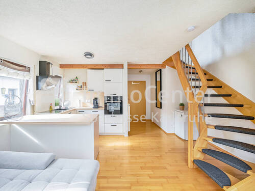 Wohnbereich und Kochbereich - Klein, fein und mein - top gepflegte 2-Zimmer-Maisonettewohnung