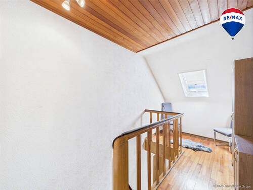 RE/MAX Immobilien DeLux Einfamilienhaus Mettlach/Saarhölzbach Flur OG - 