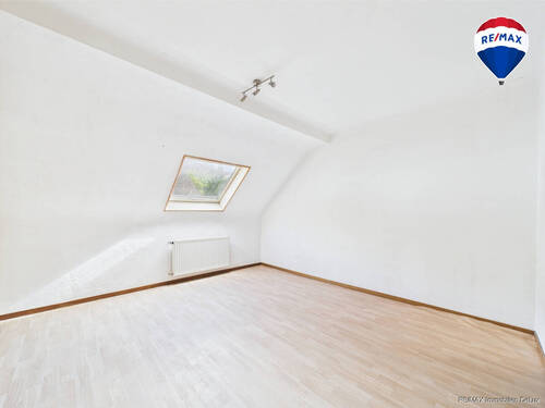 RE/MAX Immobilien DeLux Einfamilienhaus Mettlach/Saarhölzbach Zimmer OG - 