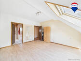 RE/MAX Immobilien DeLux Einfamilienhaus Mettlach/Saarhölzbach Zimmer OG - 