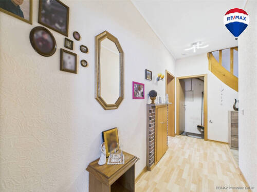 RE/MAX Immobilien DeLux Einfamilienhaus Mettlach/Saarhölzbach Flur - 
