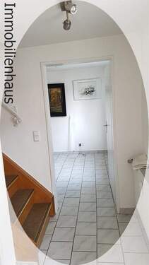 Eingang Blick Küche.jpg - 4 Zimmer Einfamilienhaus in Wiesbaden