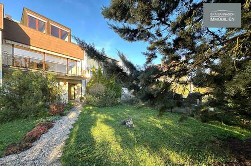 Hausansicht - Großes Reihenhaus in attraktiver Lage mit Einliegerwohnung und Garage in Feuerbach