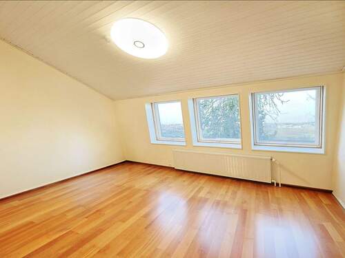 Heller, geräumiger Schlafbereich im Dachgeschoss mit sehr schöner Fernsicht - 