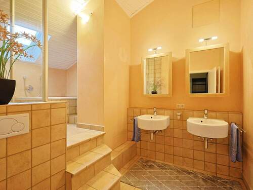 Tageslichtbad en Suite mit Badewanne und Dusche - 