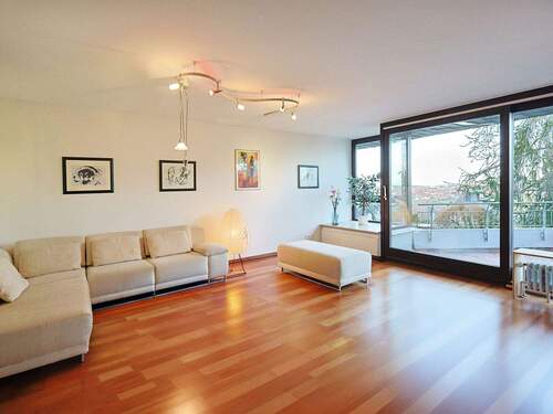 Lichtdurchfluteter Wohnbereich im Obergeschoss mit Balkon - 