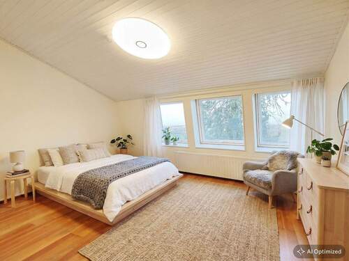 [KI-optimiertes Foto] Heller, geräumiger Schlafbereich im Dachgeschoss mit sehr schöner Fernsicht - 