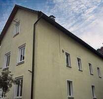 Charmantes Zweifamilienhaus mit Lagerfläche im Zentrum von Schramberg
