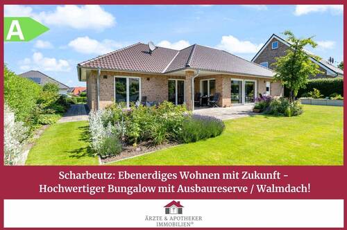 Ärzte & Apotheker Immobilien - Scharbeutz: Ebenerdiges Wohnen mit Zukunft - Hochwertiger Bungalow mit Ausbaureserve Walmdach!