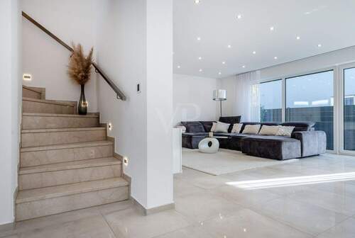 Flur mit Blick ins Wohnzimmer - 