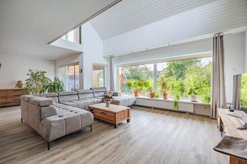 Wohn- & Esszimmer mit Galerie - 7 Zimmer Einfamilienhaus in Heist
