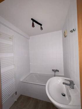 Bad mit Badewanne - 2 Zimmer Etagenwohnung in Plauen