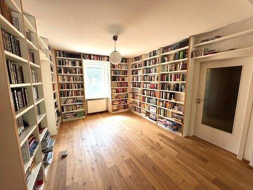  umfangreiche Bibliothek - 