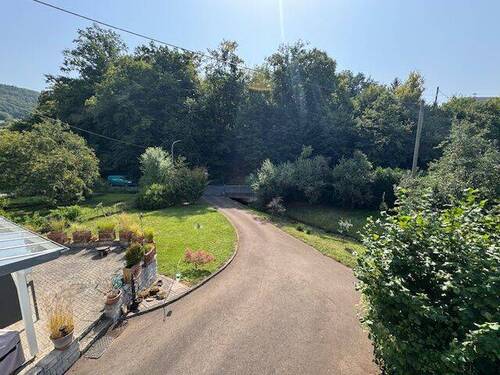 Hofzufahrt vom Haus aus gesehen - Mehrfamilienhaus, Wohnhaus mit 300,00 m&sup2; in Theisbergstegen zum Kaufen