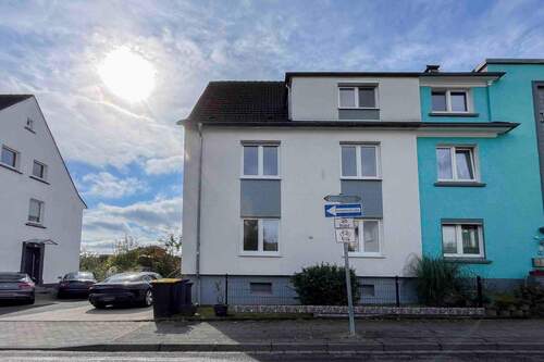 Außenansicht Straßenseite - Kernsaniertes Zuhause - Alles neu, hochwertig Wohnen mit Garten in urbaner Lage