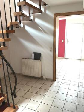 Treppenaufgang in das Erdgeschoss - 5 Zimmer Reihenendhaus in Seelbach