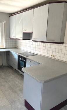 großer Arbeitsfläche und Stauraum. - 