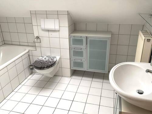Bad mit Badewanne und Dusche im Dachgeschoss - 