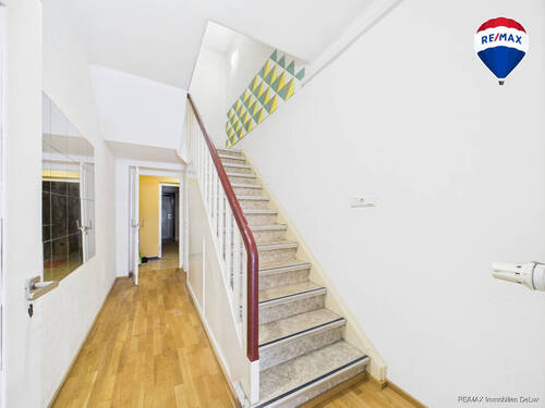 RE/MAX Immobilien DeLux Haus Dillingen Flur - 7 Zimmer Reihenmittelhaus in Dillingen