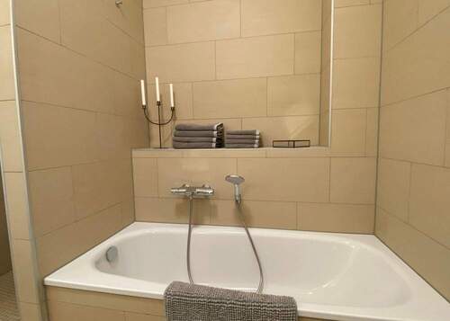 Badezimmer mit Wanne und Dusche - 