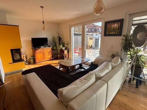 Wohnzimmer mit Kamin - Doppelhaushälfte mit 175,00 m&sup2; in Leipzig zur Miete