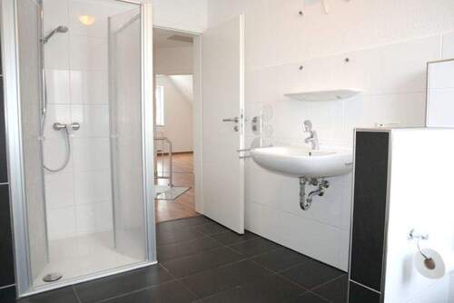 ... Dusche und Badewanne - 