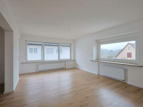 Einladendes Wohnzimmer mit großer Fensterfront - Etagenwohnung mit 102,00 m&sup2; in Leinfelden-Echterdingen zur Miete