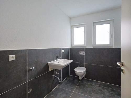 Zeitlos modernes und helles Duschbad - 