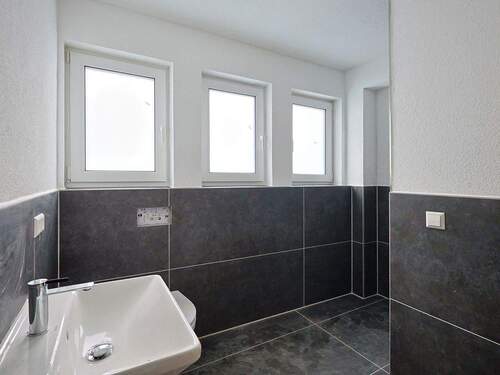 Helles Tageslichtbad mit bodentiefer Dusche - 