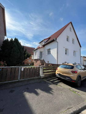 Hausansicht von der Straße - Einfamilienhaus mit zwei separaten Wohneinheiten, Scheune und großem Grundstück