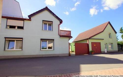 Ansicht strassenseitig - Top gepflegtes Einfamilienhaus mit viel Platz im Garten und in den massiven Nebengelässen