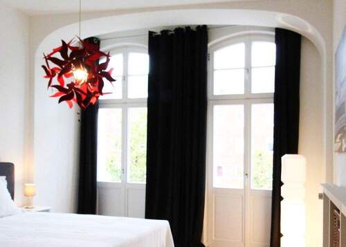 Zimmer mit hohen Flügeltüren - 