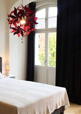 Zimmer mit hohen Flügeltüren - 