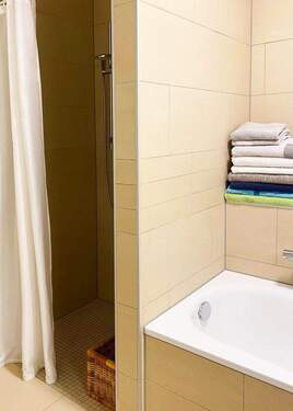 Bad mit Wanne und Dusche - 