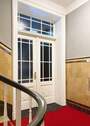 Treppenhaus mit historischen Türen - 