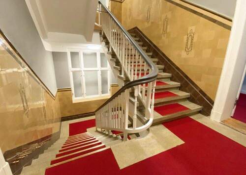 Treppenhaus mit historischen Fenstern - 