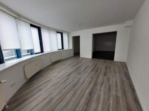 Einblick Wohnzimmer mit offener Küche Bild 3 - 